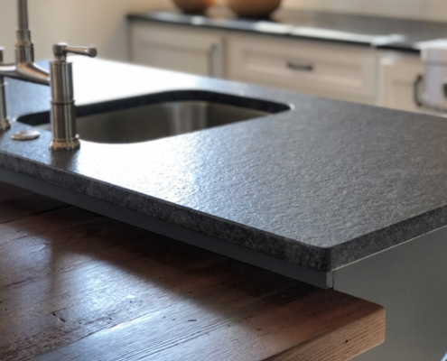 Столешница из гранита на кухню Steel Grey в отделке "под антику"