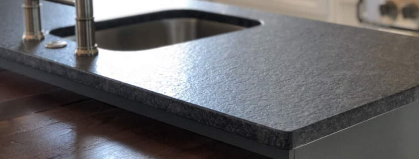 Столешница из гранита на кухню Steel Grey в отделке "под антику"