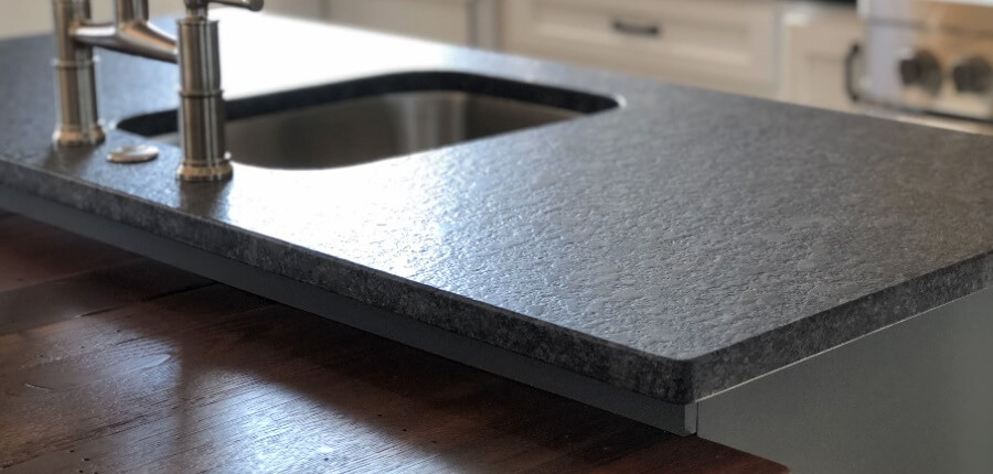 Столешница из гранита на кухню Steel Grey в отделке "под антику"